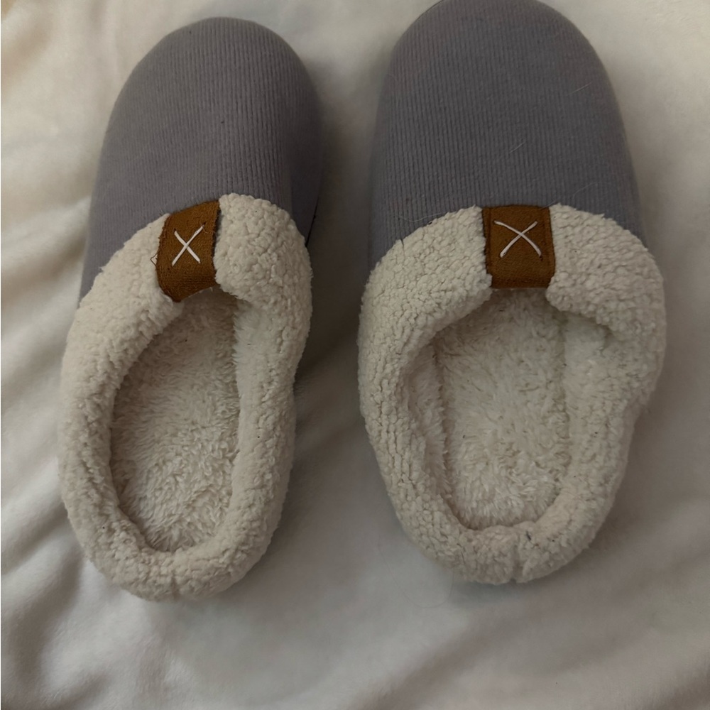 Cozy Gray Slippers with Cream Lining size 7-8 women’s NWT